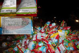 Hàng ngàn gói snack 'vô chủ' đổ đống bên đường