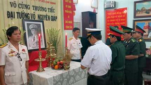 TP.HCM chuẩn bị hoa cho người dân viếng Đại tướng Võ Nguyên Giáp