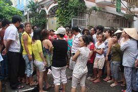 Thương tâm bé sơ sinh bị vứt bỏ trong đống rác