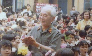 Chiếc khăn đỏ Đại tướng Võ Nguyên Giáp tặng cháu nội