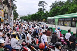 Xe khách nước ngoài tông chết người rồi bỏ chạy