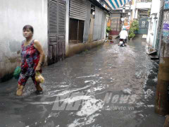 Mưa kết hợp triều cường, dân Sài Gòn lại lội nước bẩn