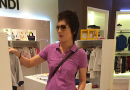 Thúy Vinh 'chuẩn men' đi mua sắm cho con