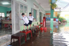 Sài Gòn mưa lớn, nước thối tấn công trường học