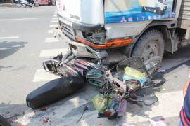 Xe tải ép nát hai xe máy, một phụ nữ nguy kịch