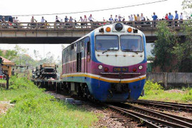 Clip: Chuyến tàu đặc biệt chở pháo, xe phục vụ Quốc tang