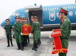 Chỉ định cựu phi công quân đội lái máy bay chở linh cữu Đại tướng