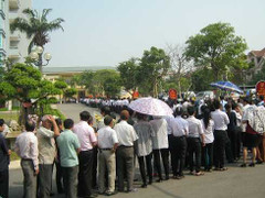 Hàng vạn người dân xứ Nghệ đội nắng vào viếng Đại tướng