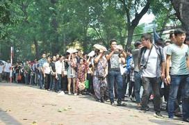 Xếp hàng cách Nhà tang lễ cả cây số đợi viếng Đại tướng