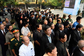 Người dân được vào viếng Đại tướng sớm hơn 3 tiếng