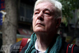 Phóng viên người Anh lặng người trước nhà tang lễ