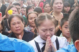 Ảnh: Ngàn người quỳ khóc khi Đại tướng vĩnh biệt ngôi nhà thân yêu