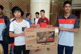 Sao U19 Việt Nam được đồng đội tặng tivi