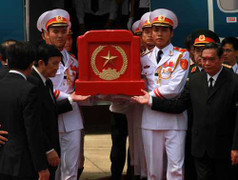 Video: Linh cữu Đại tướng về với đất mẹ Quảng Bình