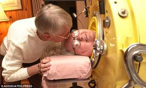 Người đàn bà sống 61 năm trong lồng sắt