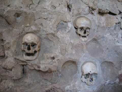 Chuyện đau lòng và man rợ ở Tháp Sọ Người