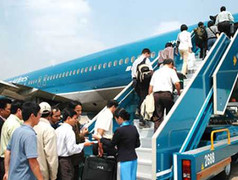 Bão Nari đổ bộ, nhiều chuyến bay bị hoãn