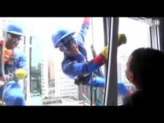 Clip: Xuất hiện 2 siêu nhân ở cửa sổ bệnh viện nhi