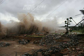 Bão số 11 gây sóng cao 10 mét ập vào miền Trung