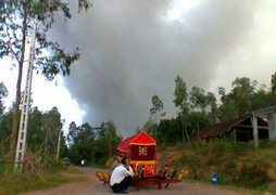 Nổ pháo hoa: Thoát nạn ở Mỹ Đình, tử nạn ở Thanh Ba