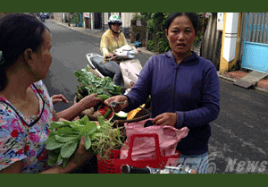 Đà Nẵng: Xếp hàng dài mua bánh mỳ lót dạ sau bão