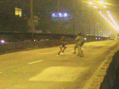 Người đàn ông quậy tưng, khu dân cư náo loạn