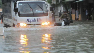 Lũ quét nhấn chìm, dân Hà Tĩnh chờ được cứu