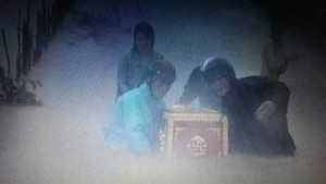 Lũ dữ nhấn chìm Quảng Bình, Hà Tĩnh, dân chuyển quan tài trong biển nước