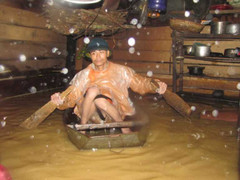 Lũ ngập nóc nhà: 13 người chết, dân tất tả tháo chạy