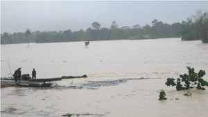 Hà Nội mưa rét, miền Trung chìm trong lũ dữ