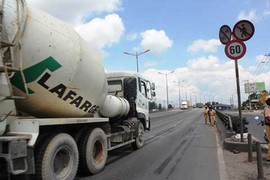 Nam thanh niên leo cầu vượt, lao vào container tự tử