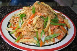 Ăn bún xào, hơn 20 học sinh nhập viện