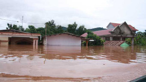 Hàng vạn ngôi nhà ở Quảng Bình, Hà Tĩnh chìm trong lũ