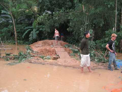 Bức xúc hành vi trục lợi trong bão lũ miền Trung