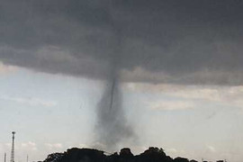 Miền Trung: Lốc xoáy kinh hoàng, đánh sập hoàn toàn nhà dân