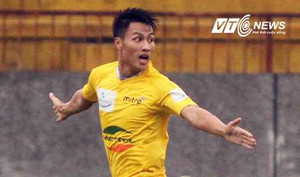 Bầu Đệ ‘trói’ tiền đạo Việt kiều thêm 1 năm