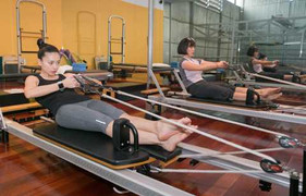 Ngô Thanh Vân vã mồ hôi tập đua thuyền trên biển