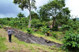 Mặt đất kêu răng rắc, nứt toác sát chân hồ thủy điện