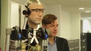 Video: 'Người sinh học nhân tạo' đầu tiên trên thế giới