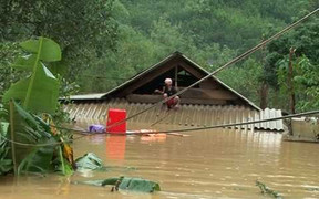 Vì sao dân đói khát, trực thăng cứu hộ không đến?