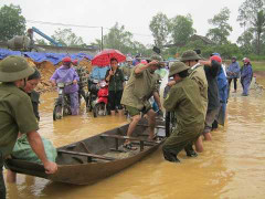 Dẹp hành vi trục lợi, công an lội nước đẩy dân sang bờ