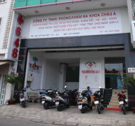 Bác sĩ Trung Quốc cố thủ trên tầng thượng