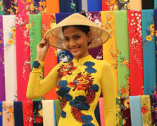 Trương Thị May chăm chút váy áo dự Miss Universe 2013