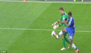 Chelsea có xấu hổ với bàn thắng kiểu 'ăn cắp'?