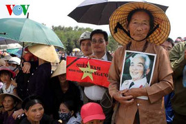 Nhiều đoàn khách đến viếng mộ Đại tướng Võ Nguyên Giáp