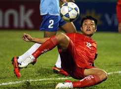 Vào bóng thô bạo, tuyển thủ U21 bị 'ném đá' tơi bời