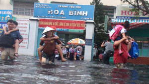 TP.HCM: Học chung với nước ngập, bùn lầy