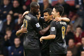Aguero tỏa sáng, Man City tiến vào top 4