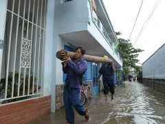 Triều cường phá vỡ bờ kè sông, dân Sài Gòn tháo chạy
