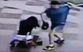 Clip mẹ hành hạ con gái giữa phố gây phẫn nộ